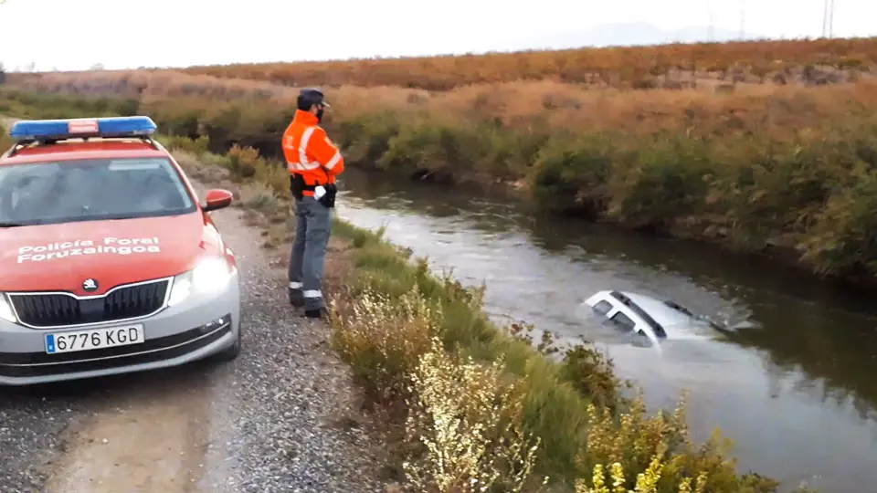 Accidente en Murchante que deja uno de los vehículos implicados en el Canal de Lodosa