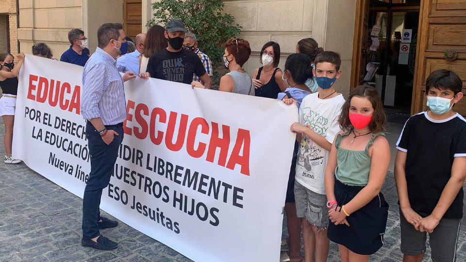 Alejandro Toquero, Alcalde de Tudela, mostrando su apoyo a la concentración realizada a las puertas del ayuntamiento