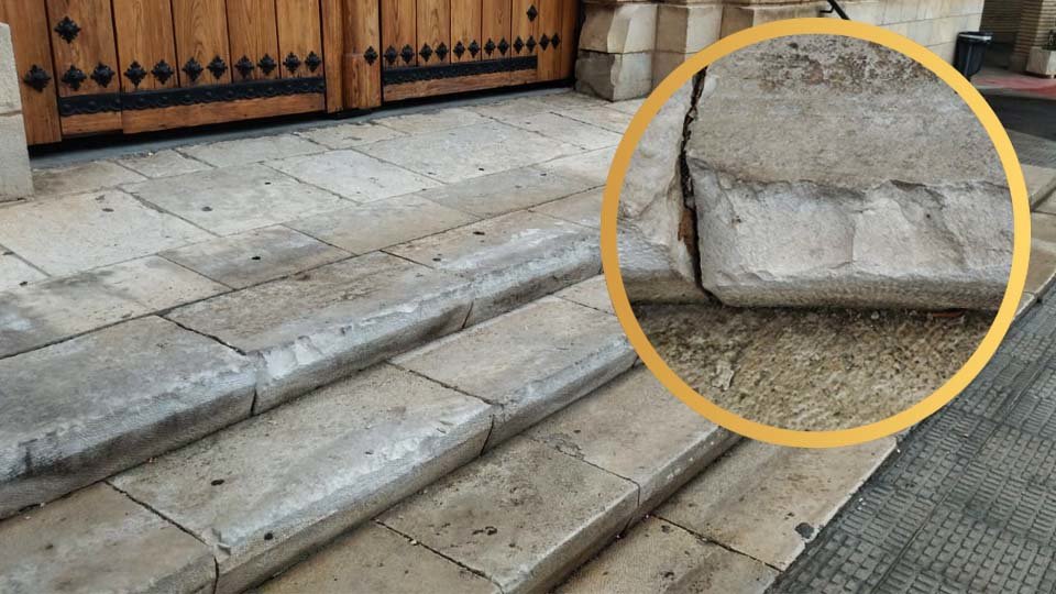 Escalones rotos de la escalera de entrada a la Iglesia de Murchante