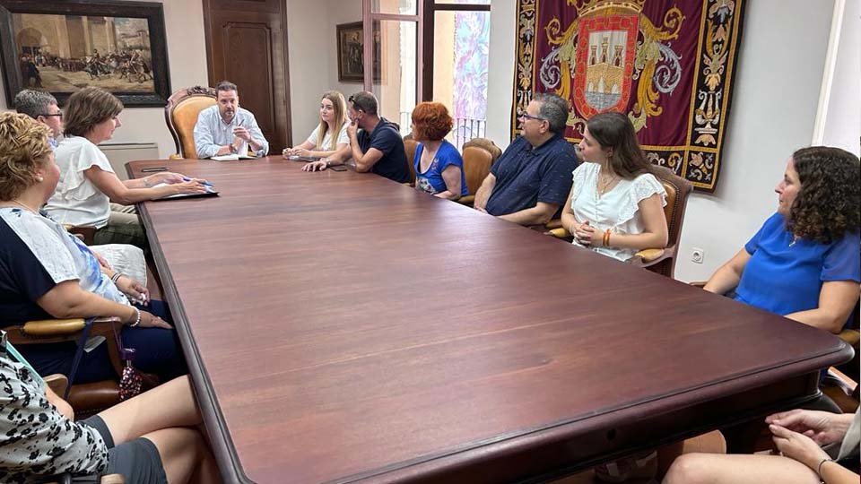 Alejandro Toquero, alcalde de Tudela, reunido con representantes de las familias cuyos hijos e hijas se han quedado sin plaza en Jesuitas Tudela