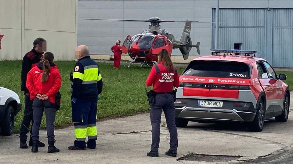 Momento de la llegada del helicóptero que trasladó al varón al hospital