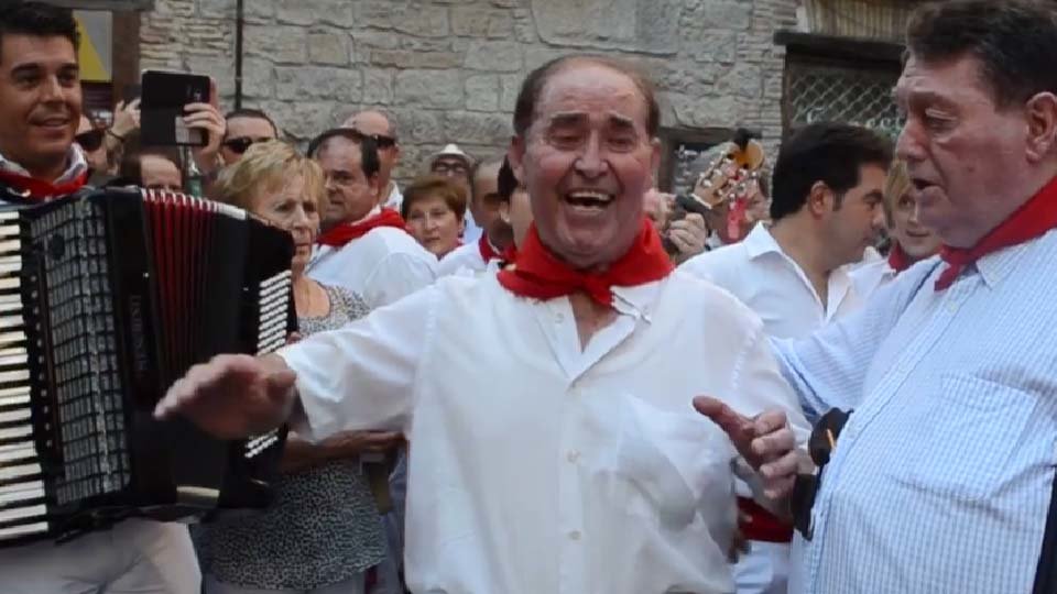 Luis Les Les en la V Concentración de Joteros de Navarra en Pamplona 2018. Imagen tomada de un video de https://www.facebook.com/antonio.casanova.1420