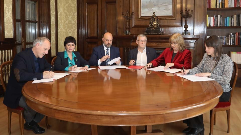 Representantes del Gobierno de Navarra y de EH Bildu en la firma del acuerdo presupuestario