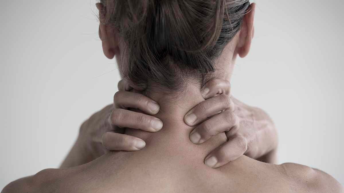 fibromialgia primer plano de una mujer que tiene un dolor de cuello