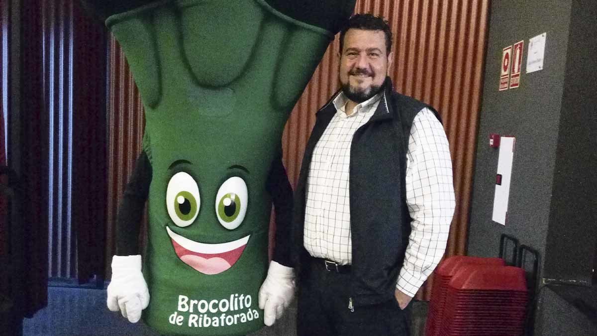Giuseppe Russolillo Femenías junto a Brocolito de Ribaforada II Jornadas del Brócoli 2017