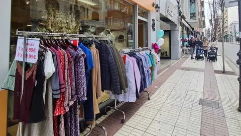Imagen de comercios de la Avenida Zaragoza que se sumaron a la I Feria del Stock de Tudela 2025 celebrada el 7, 8 y 9 de marzo. Foto. Tudelahoy