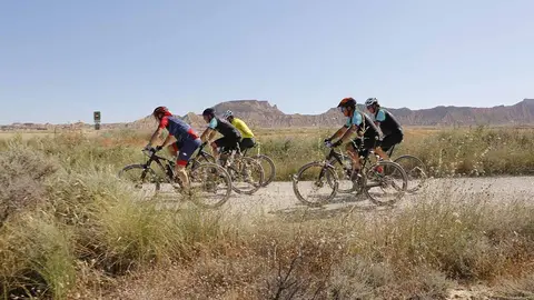 participantes de la Extreme Bardenas en plena competición
