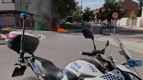 Incendio de contenedores en la calle Amigos del País de Tudela
