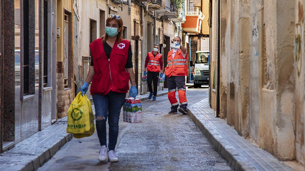 cruz roja reparte alimentos