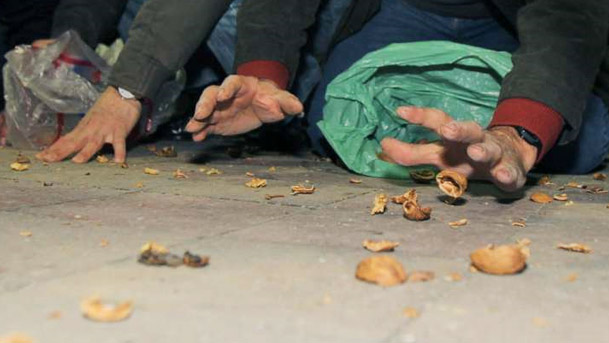 tacto cogiendo nueces