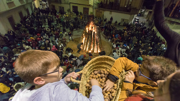 lanzando nueces desde el ayuntamiento