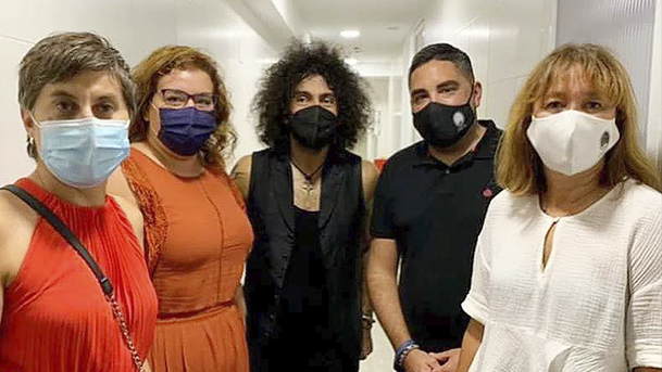 Equipo del Ayuntamiento de Ribaforada junto a Ara Malikian