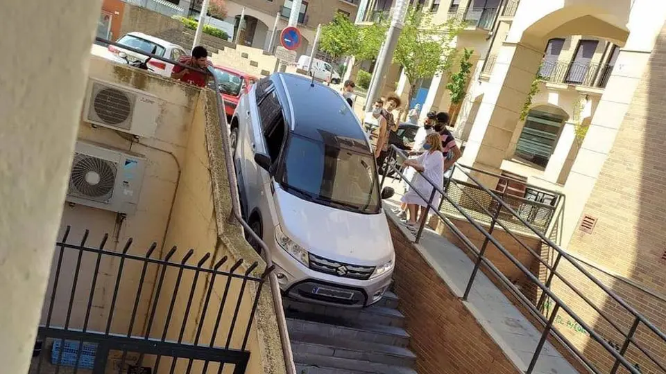 El GPS le juega una mala pasada a este conductor queriendo salir de la Plaza Constitución