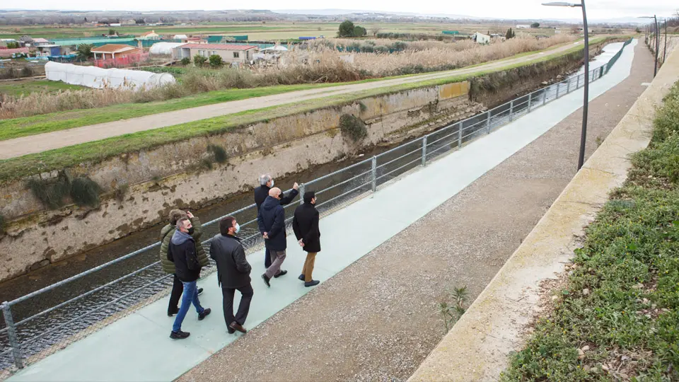 El nuevo paseo petaonal de Cabanillas se ubica en una de las márgenes del Canal de Tauste y comunica el mirador de la huerta del Ebro y la iglesia San Juan.