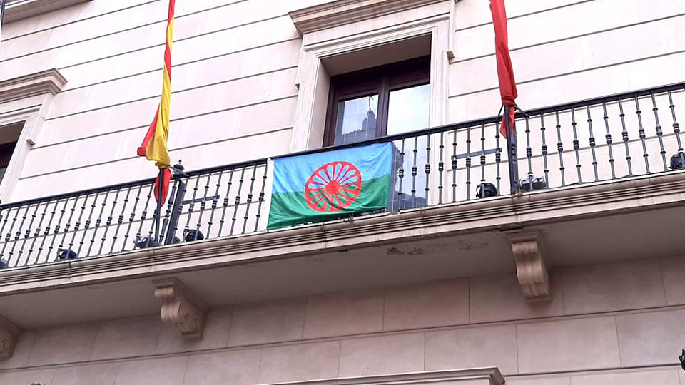 Bandera del Pueblo Gitano en el Ayuntamiento de Tudela
