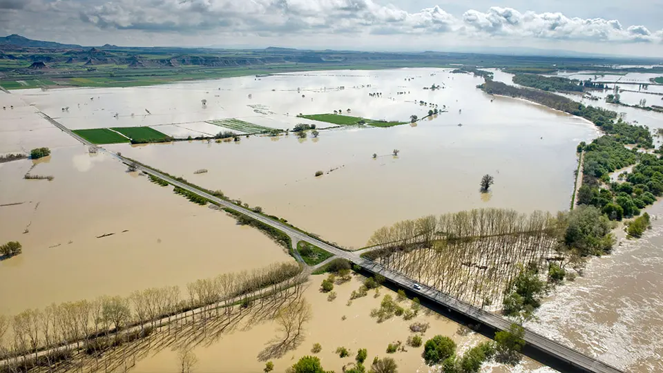 El Ebro desbordado a su paso por Ribaforada Foto Gob. de Navarra