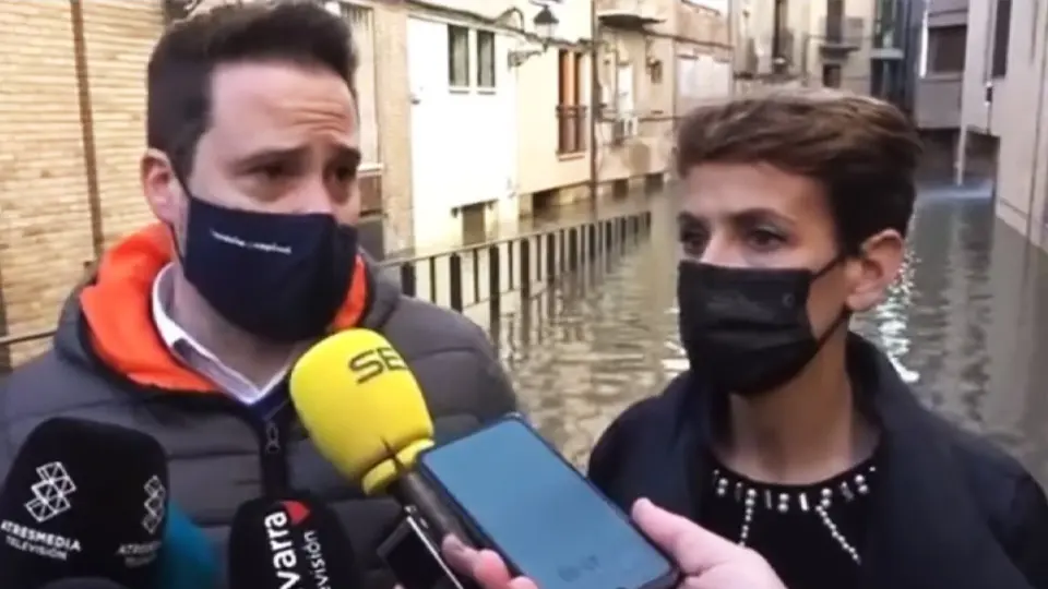 Alejandro Toquero, alcalde de Tudela, junto a María Chivite, Pta del Gobierno de Navarra, Riada Ebro Diciembre 2021