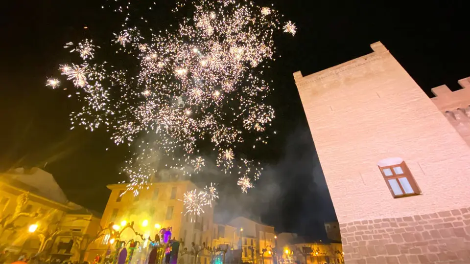 Fuegos Artificiales para despedir el desfile de Carrozas