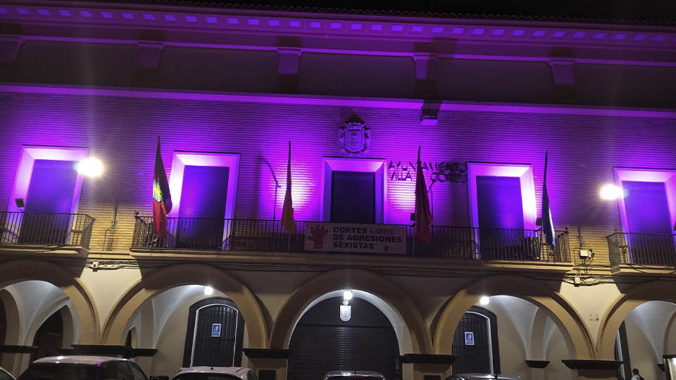 Cortes 8M Fachada del Ayuntamiento iluminada