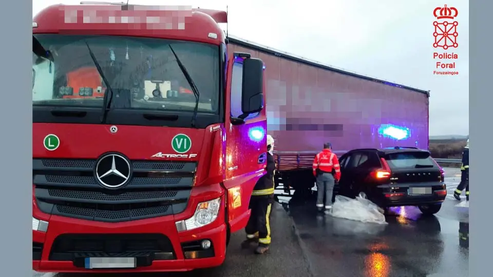 Colisión coche-camión en Tudela NA-160 km 3.5