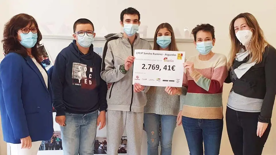 El Colegio Público Sancho Ramírez de Arguedas entrega a la Asociación de ANFAS el cheque de la recaudación de la Carrera Solidaria de este año