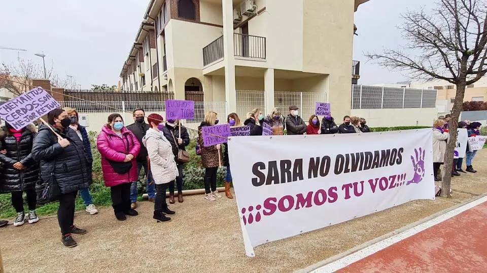 Plataforma Somos la voz de Sara frente a los juzgados de Tudela