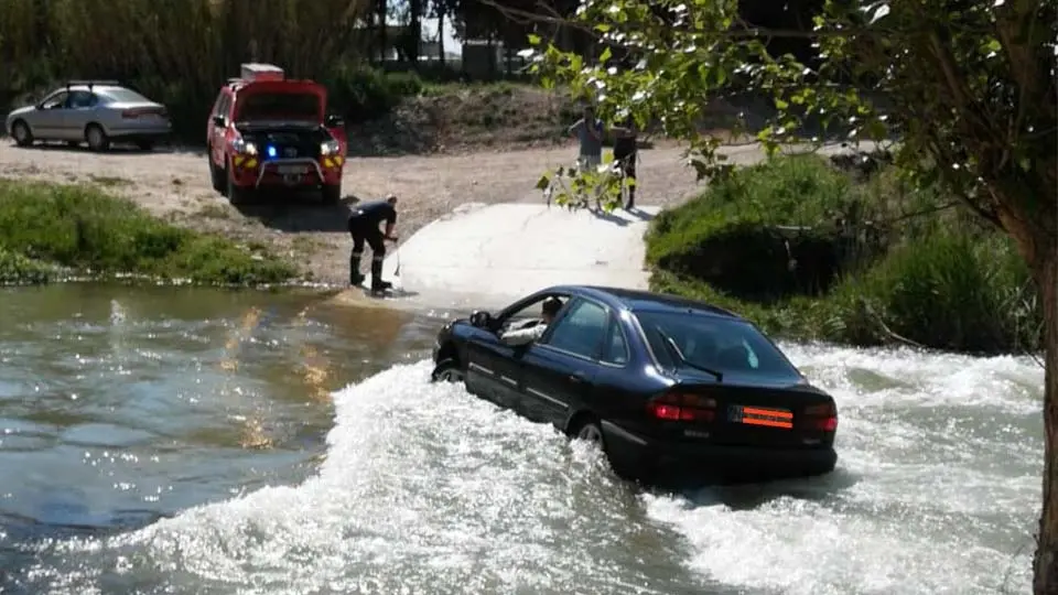 Coche arrastrado por la corriente río alhama