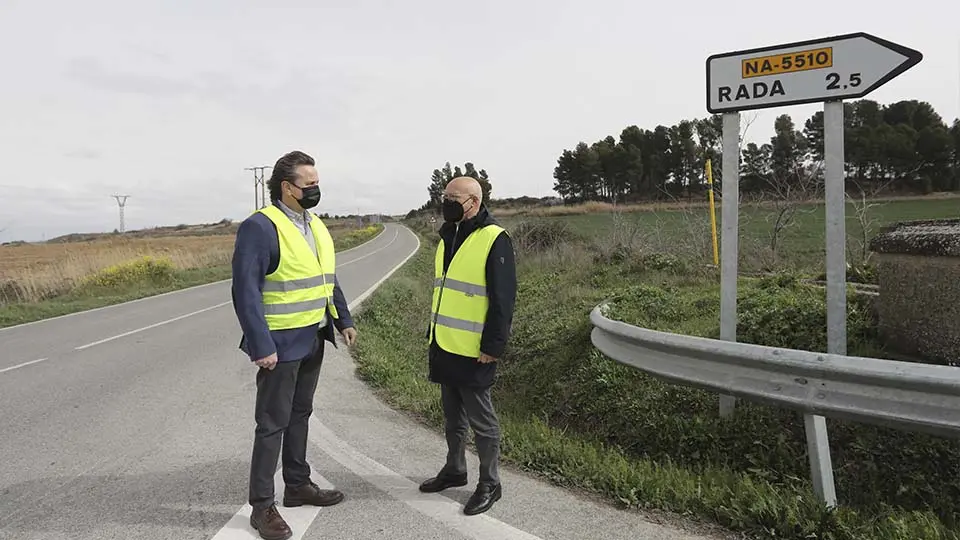 El director general de Obras Públicas e Infraestructuras, Pedro López, y el consejero de Cohesión Territorial, Bernardo Ciriza, en una visita reciente a la carretera NA-128 Caparroso-Mélida.