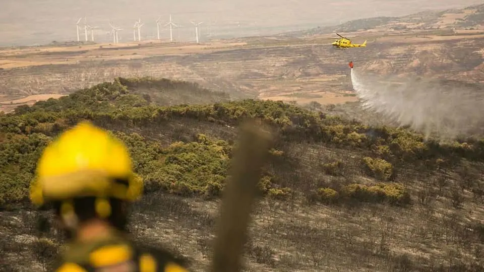 Efectivos trabajando en la zona del incendio de Añón del Moncayo