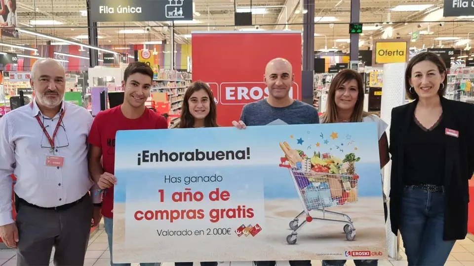 Eroski Tudela hace entrega del premio de un año de compras gratis