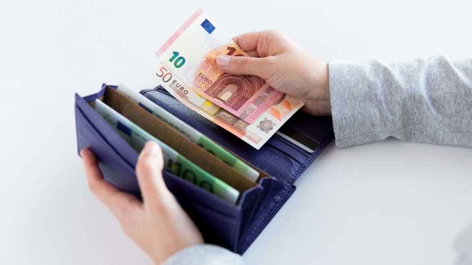 Imagen de archivo de una cartera con dinero