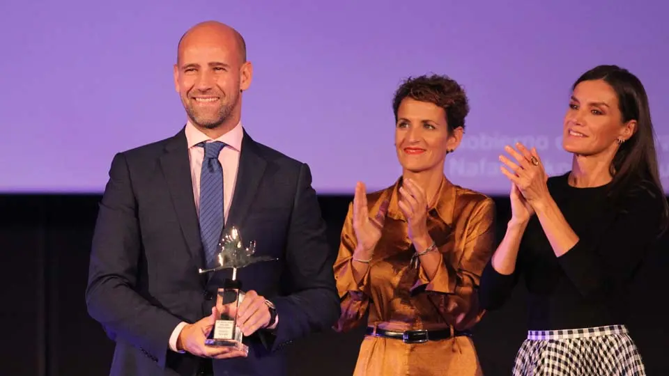 Gonzalo Miró recibiendo el homenaje póstumo a su madre en Tudela