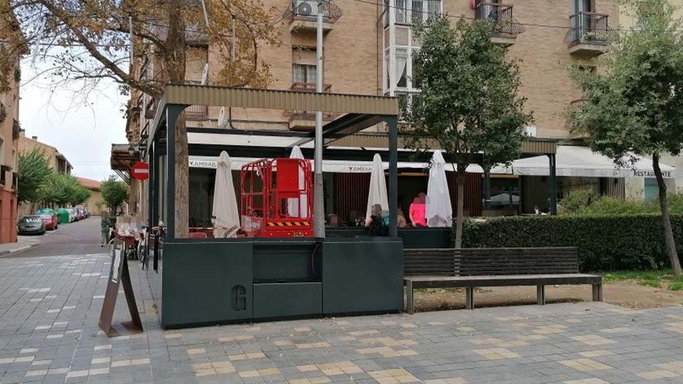Terraza de la Cafetaría Gayarre en la calle Herrería de Tudela