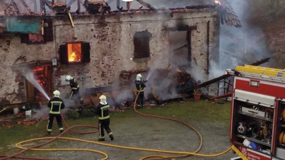 Bomberos de Navarra sofocando un incendio provocado por una chimenea