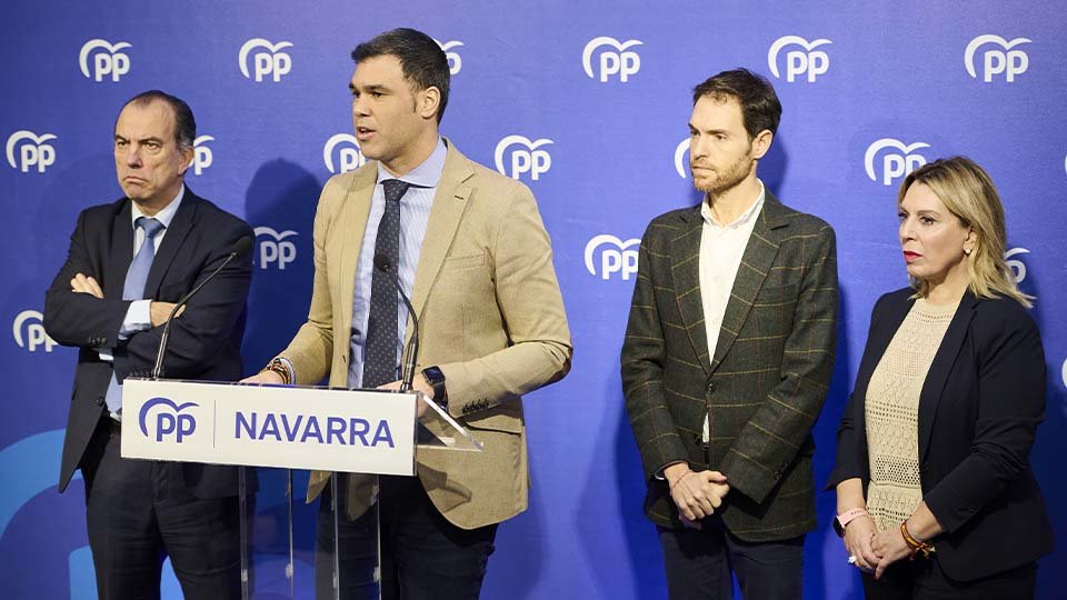 El presidente del PPN, Javier García y la secretaria general delpartido, Amelia Salanueva, junto a los fundadores de la Plataforma Navarra, Sergio Sayas y Carlos García Adanero.