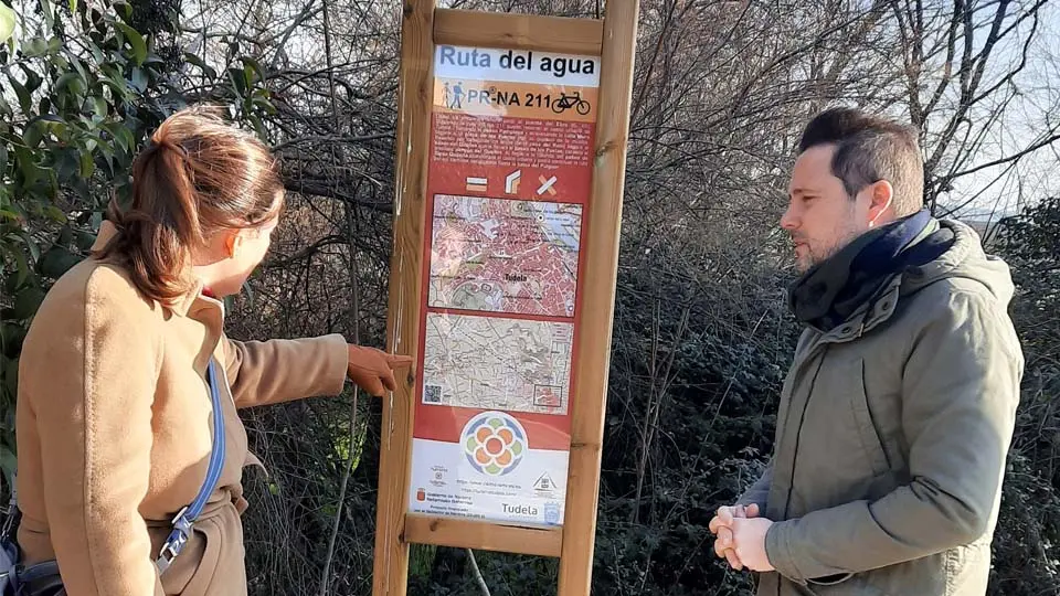 Alejandro Toquero y Irune García presenando la Ruta del Agua PR-NA 211