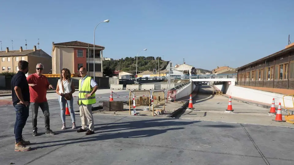 El alcalde de Caparroso, Carlos Alcuaz, y el consejero de Cohesión Territorial, Bernardo Ciriza, han visitado las obras del paso inferior de la N-121-B junto con representantes municipales y de la empresa constructora.