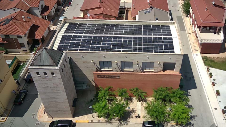 Placas solares instaladas en el tejado de la Casa de Cultura de Valtierra