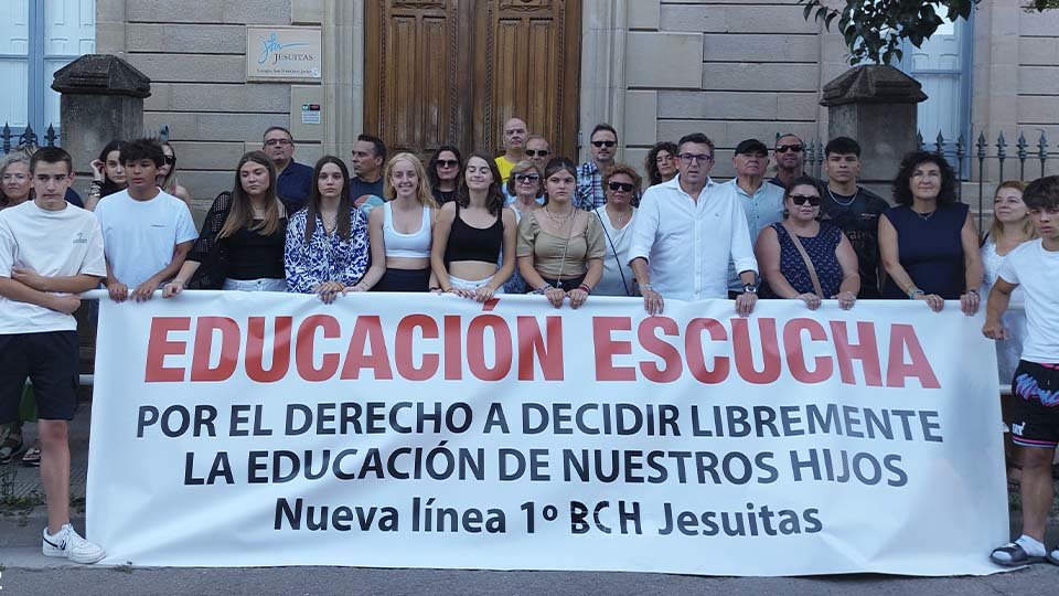 Representantes de 17 familias afectadas por falta de plazas en Jesuitas