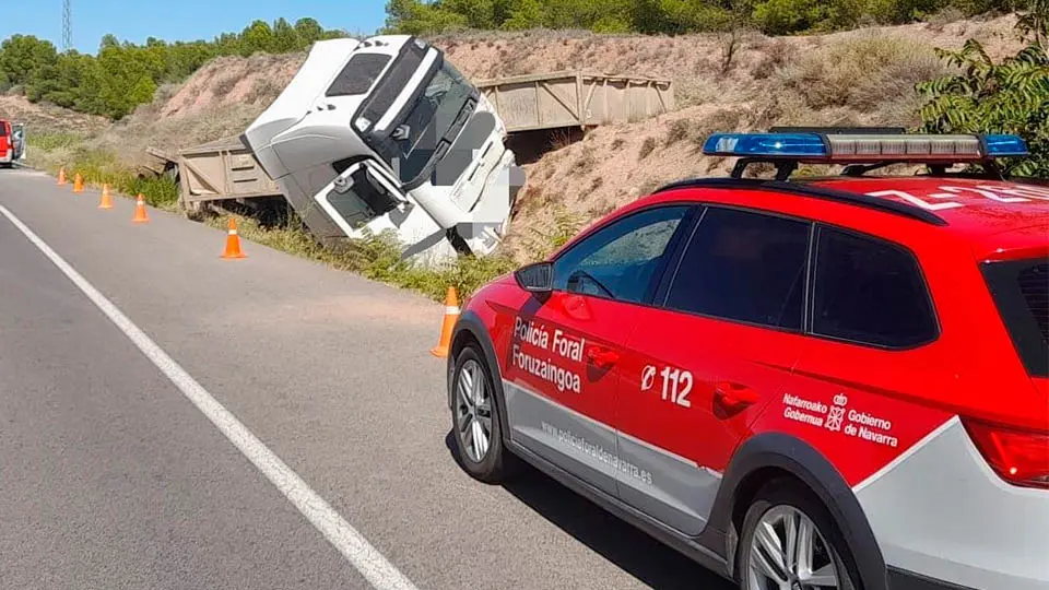 tudela accidente trafico salida de via camion