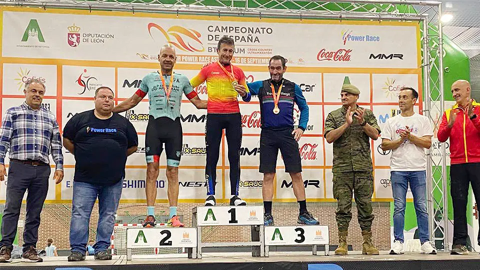 tito espada en el podio del campeonato de españa de ultramaraton