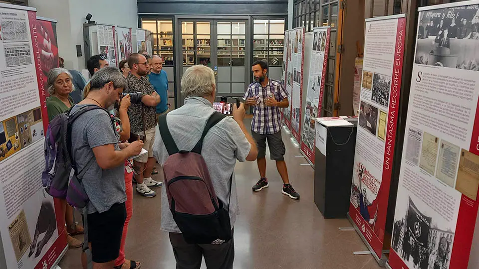 exposicion hombres y mujeres de puño en alto