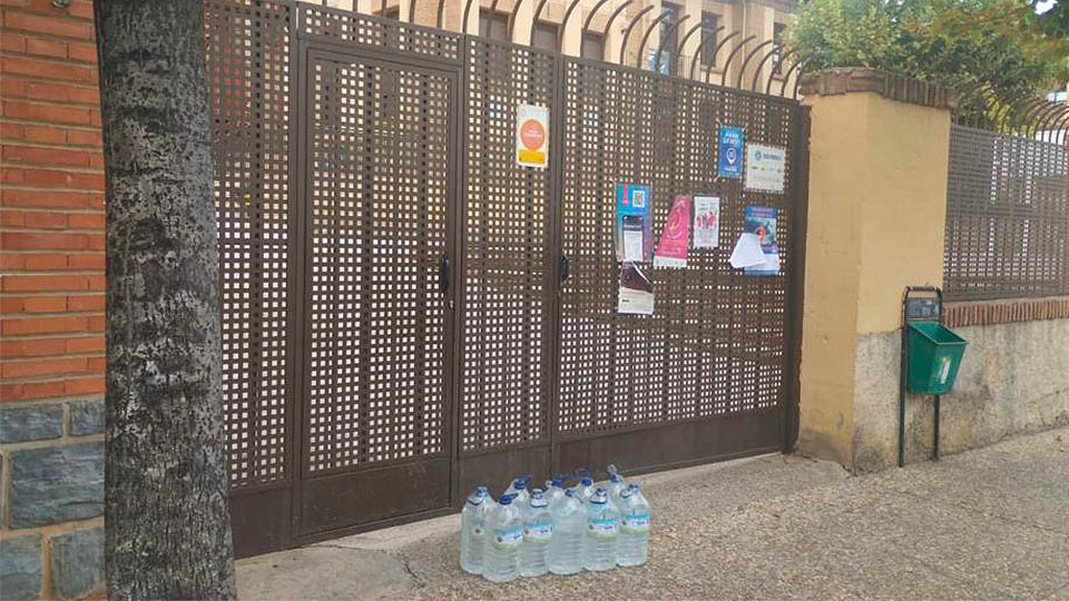 reparto de agua embotellada en los colegios de tarazona