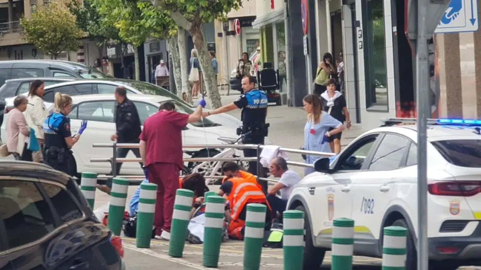 Sanitarios atienden a una persona en la calle Juan Antonio Fernandez de Tudela