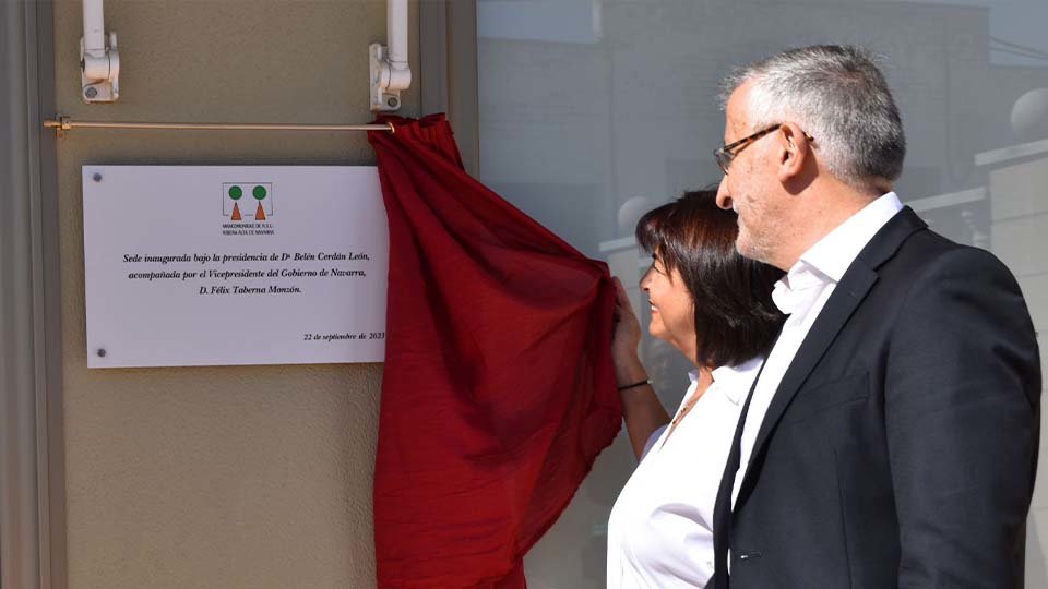 Belén Cerdán y Félix Taberna descubriendo la placa conmemorativa de la inauguración de la nueva sede de la Mancomunidad de Residuos de Ribera Alta en Peralta