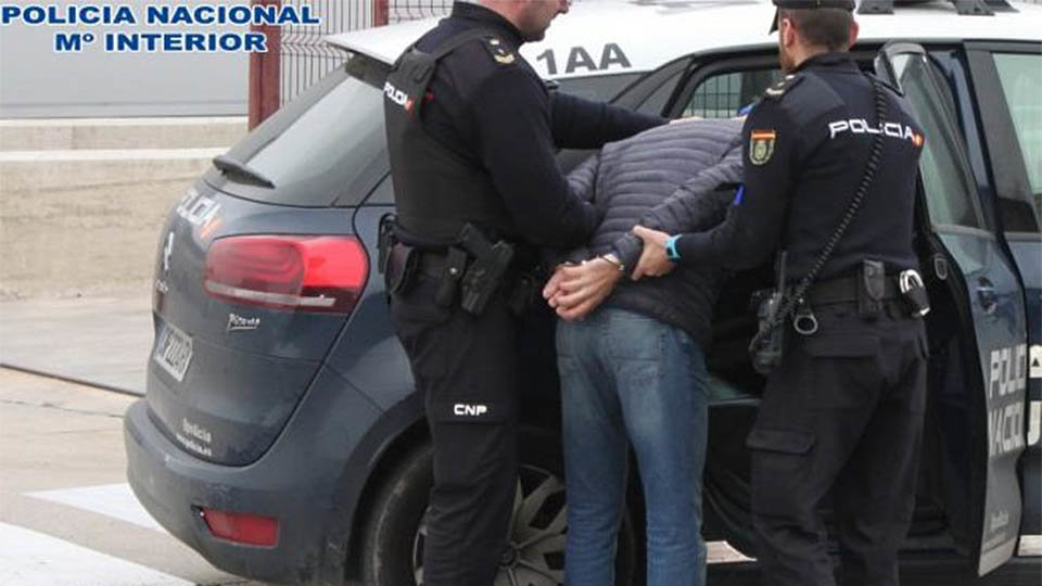 agentes de la policia nacional realizan una detencion