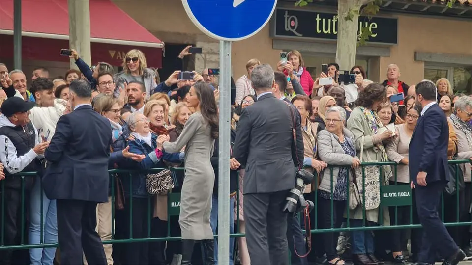 Letizia saludando 2023 (2)