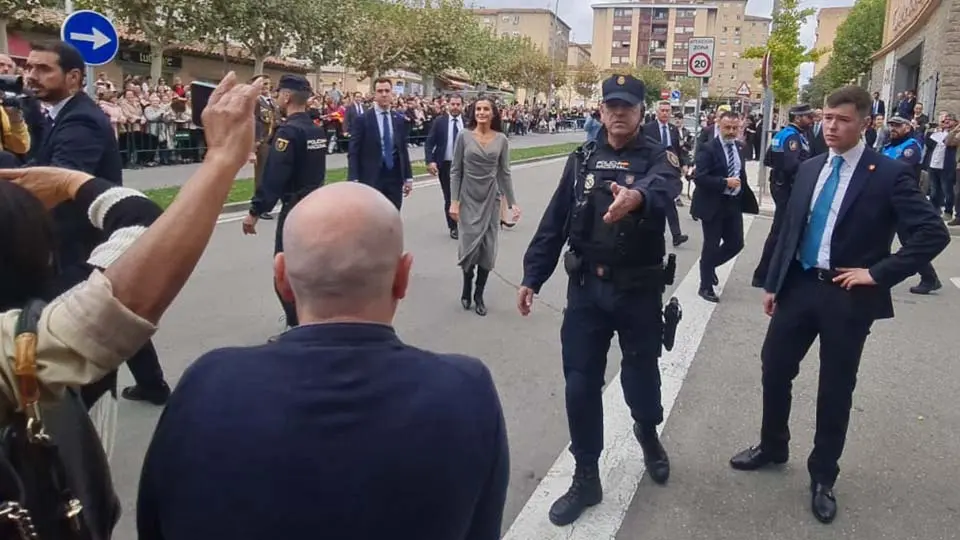 Letizia saludando 2023 (3)
