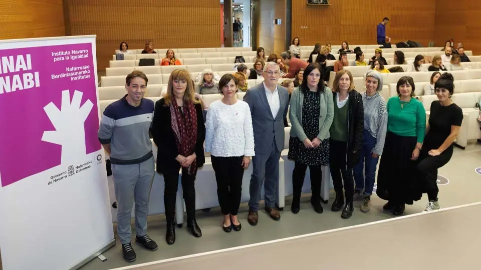 El vicepresidente Taberna y la directora gerente del INAI.NABI, Patricia Abad, con ponentes y participantes de la III Jornada sobre Ciberviolencias