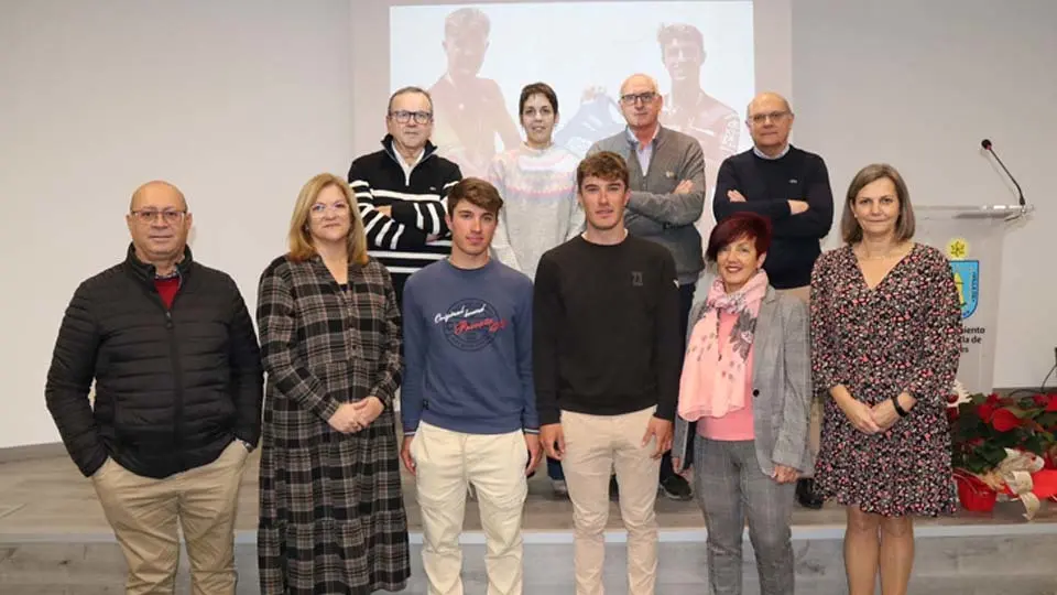 El Ayuntamiento de Cortes rinde homenaje a los ciclista Unai y Hugo Aznar Vijuesca 